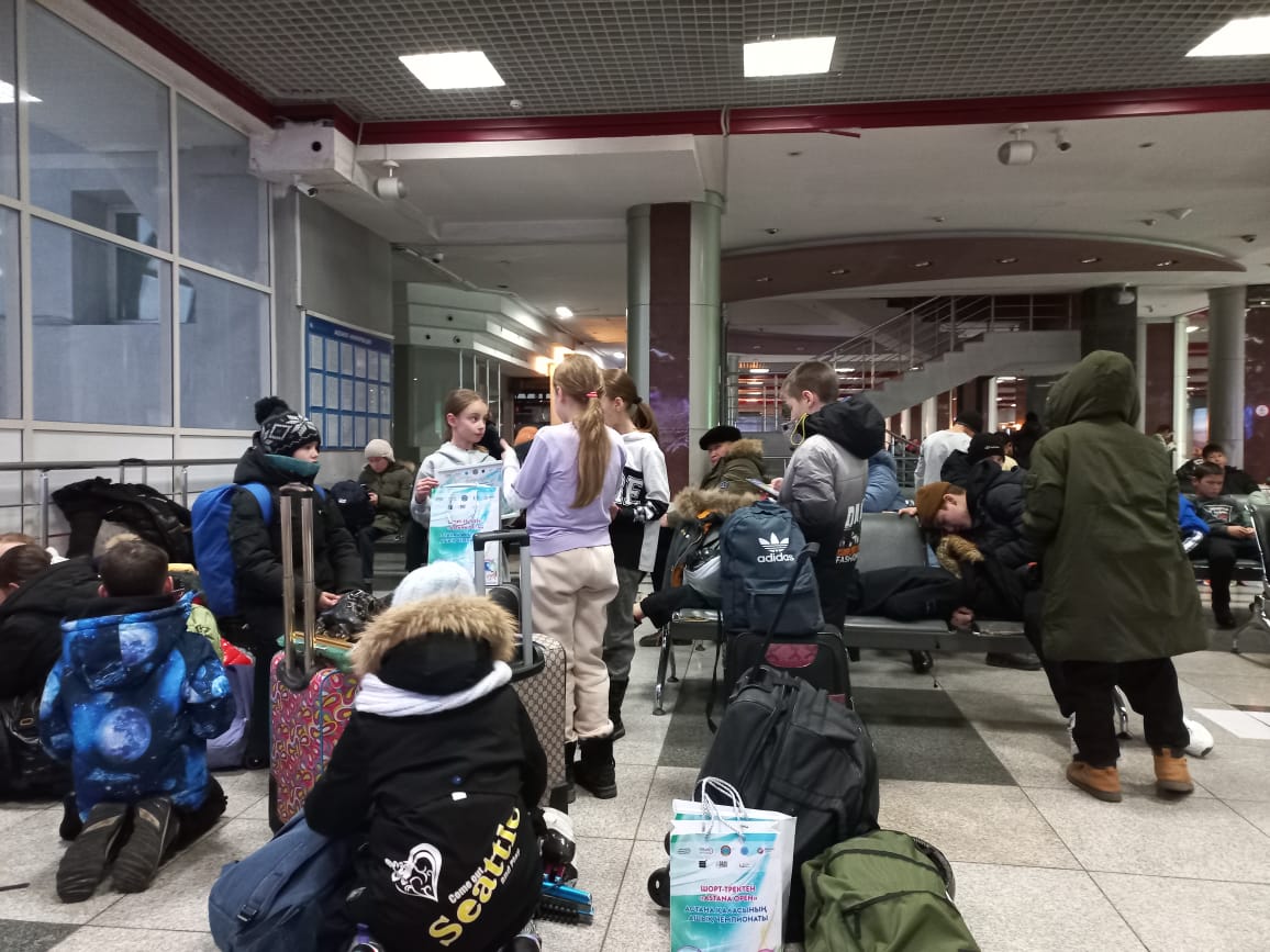 Из-за задержки поездов на 10 и более часов люди не могут уехать с вокзала Астаны