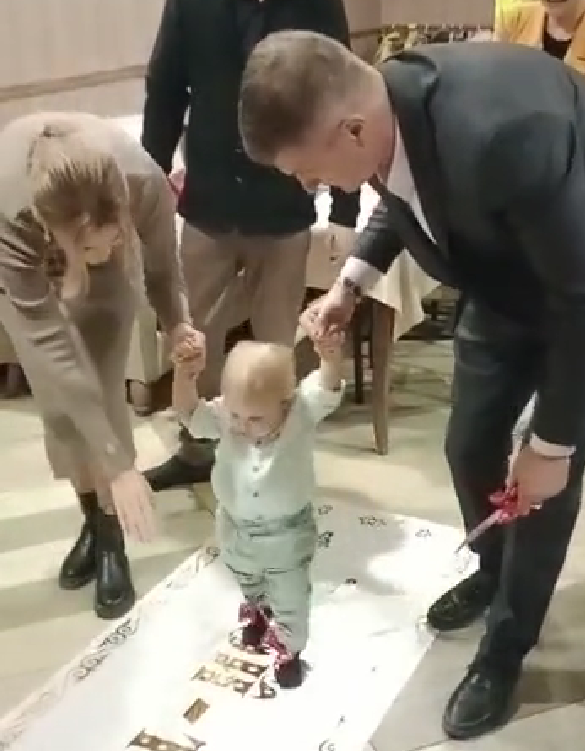 Русская семья провела ребенку обряд «тұсау кесу»