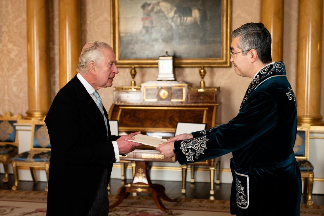 Посол Казахстана в чапане вручил верительные грамоты Королю Чарльзу III