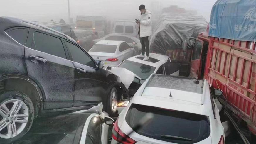 Массовое ДТП: Двести машин столкнулись в Китае из-за тумана