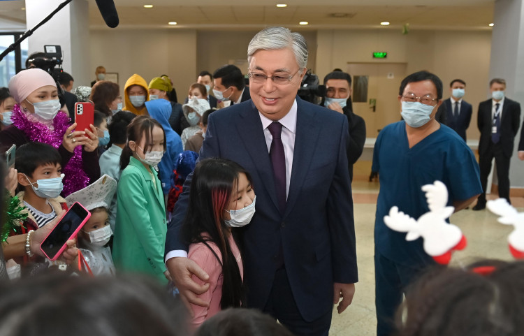 Глава государства в канун Нового года посетил маленьких пациентов Наццентра материнства и детства