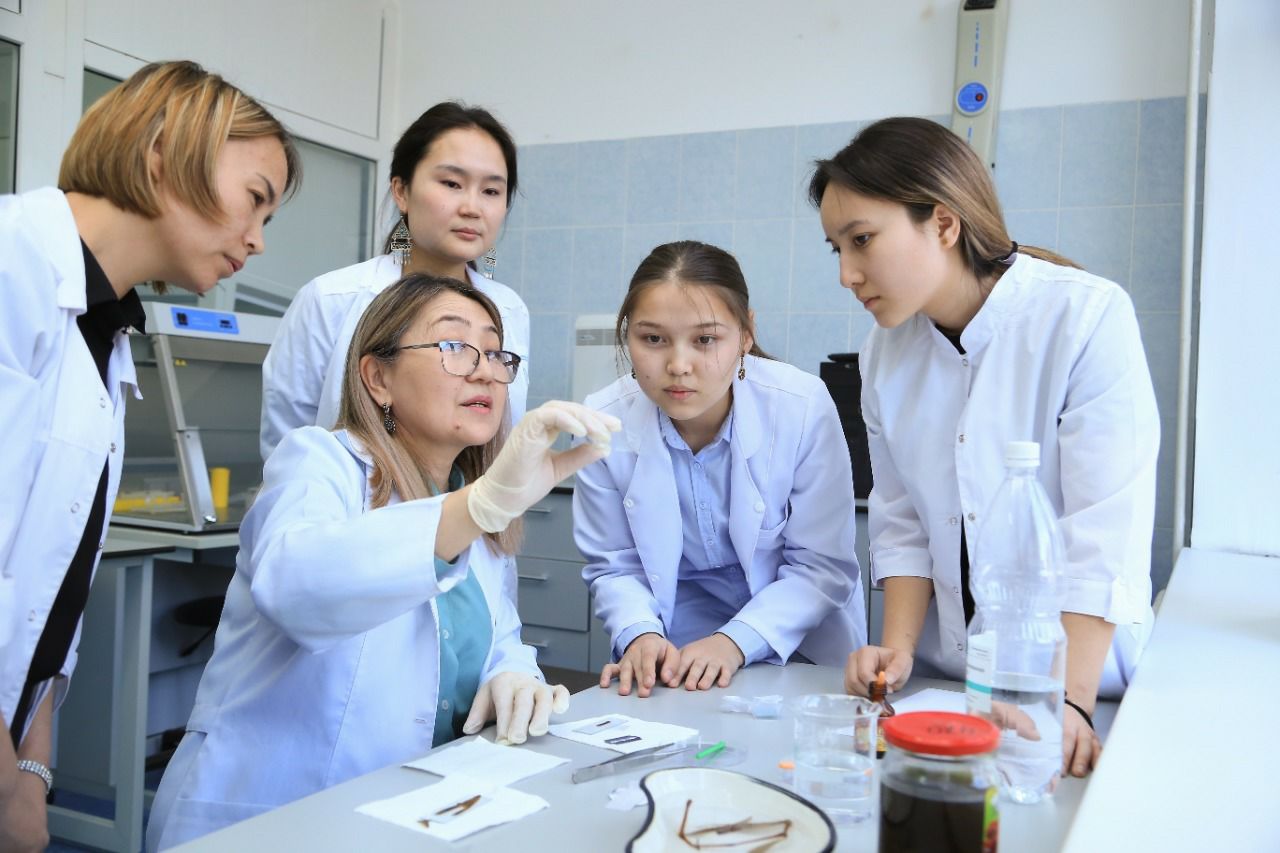50 лучший научных работников Казахстана получили по 6 млн тенге