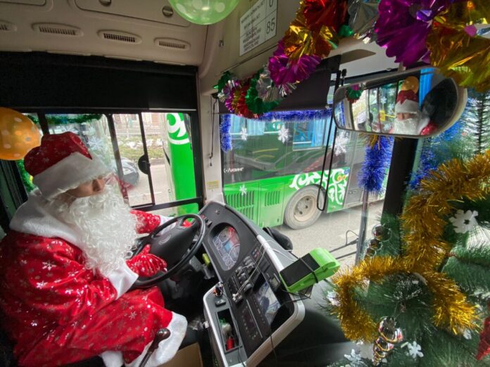 Шымкентские водители автобусов и кондуктора перевоплотились в Деда Мороза и Снегурочку