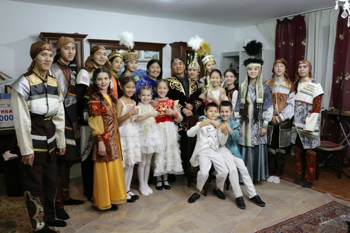 18 детей усыновила семья Жетесовых из Актюбинской области