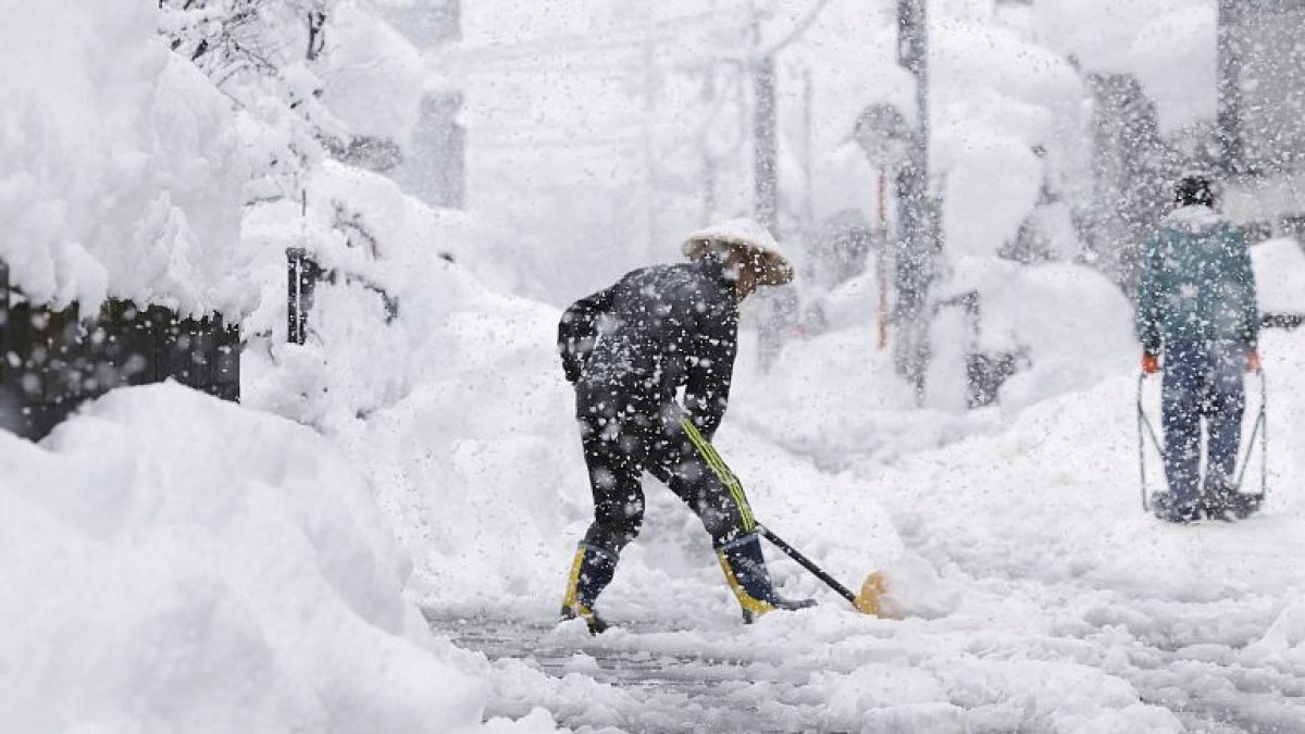 Сильные морозы и снегопад обрушились на Японию и Южную Корею