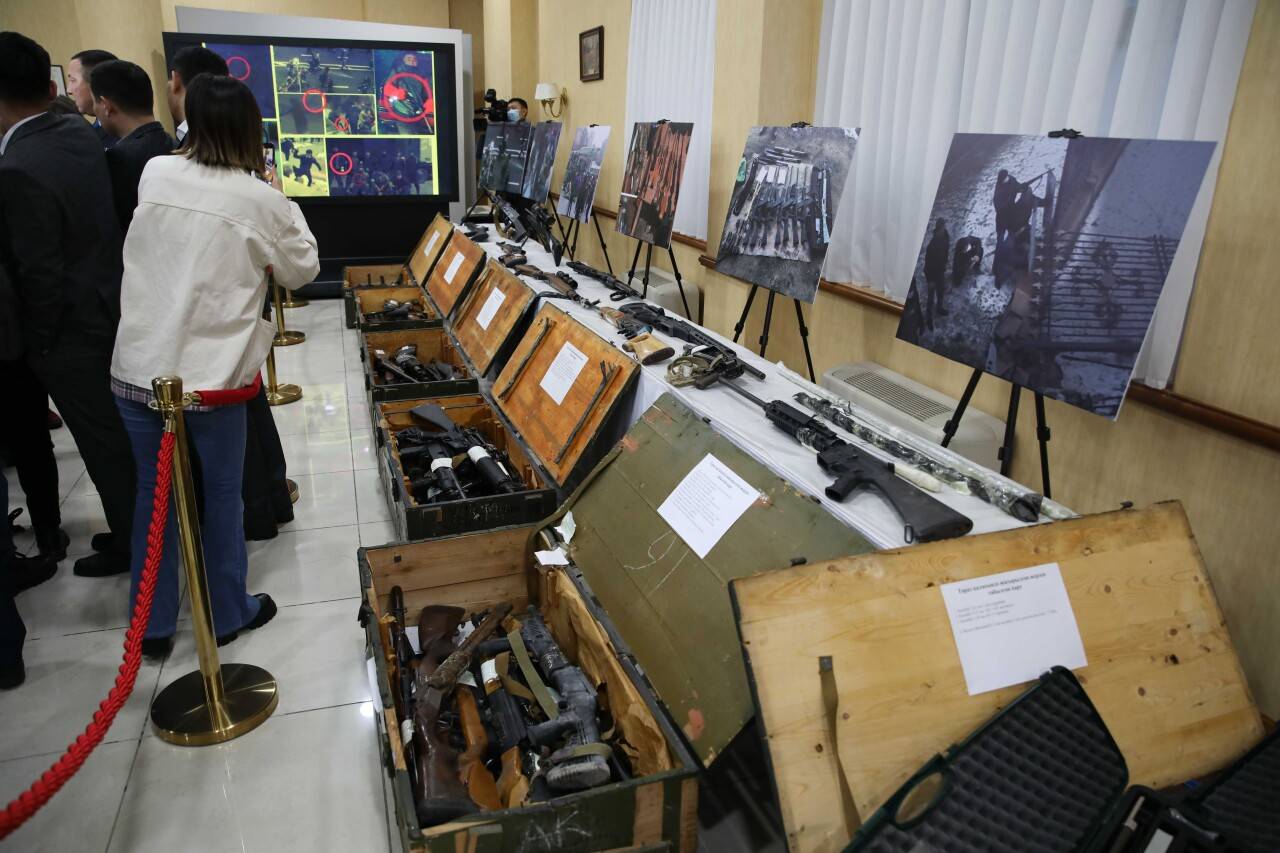 Январские события: выставку изъятого оружия устроили в фойе Мажилиса