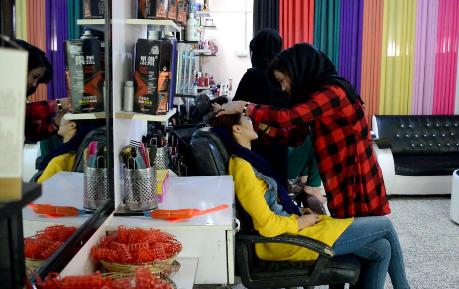 В Афганистане закрываются салоны красоты, а женщинам запрещается работать в торговых центрах