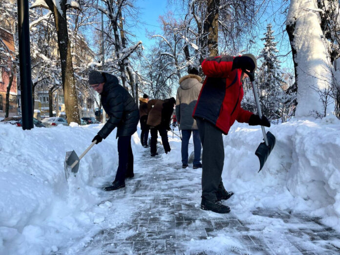 На общегородской субботник по очистке снега призывают жителей Шымкента