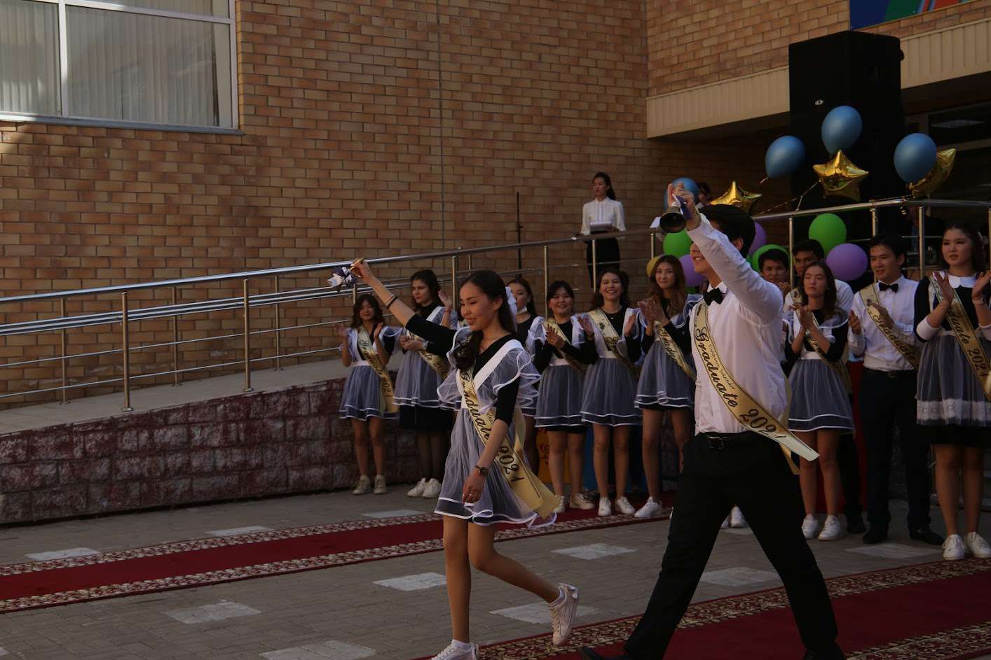 На 1 июня - Международный день защиты детей - перенесли последний звонок в школах Казахстана