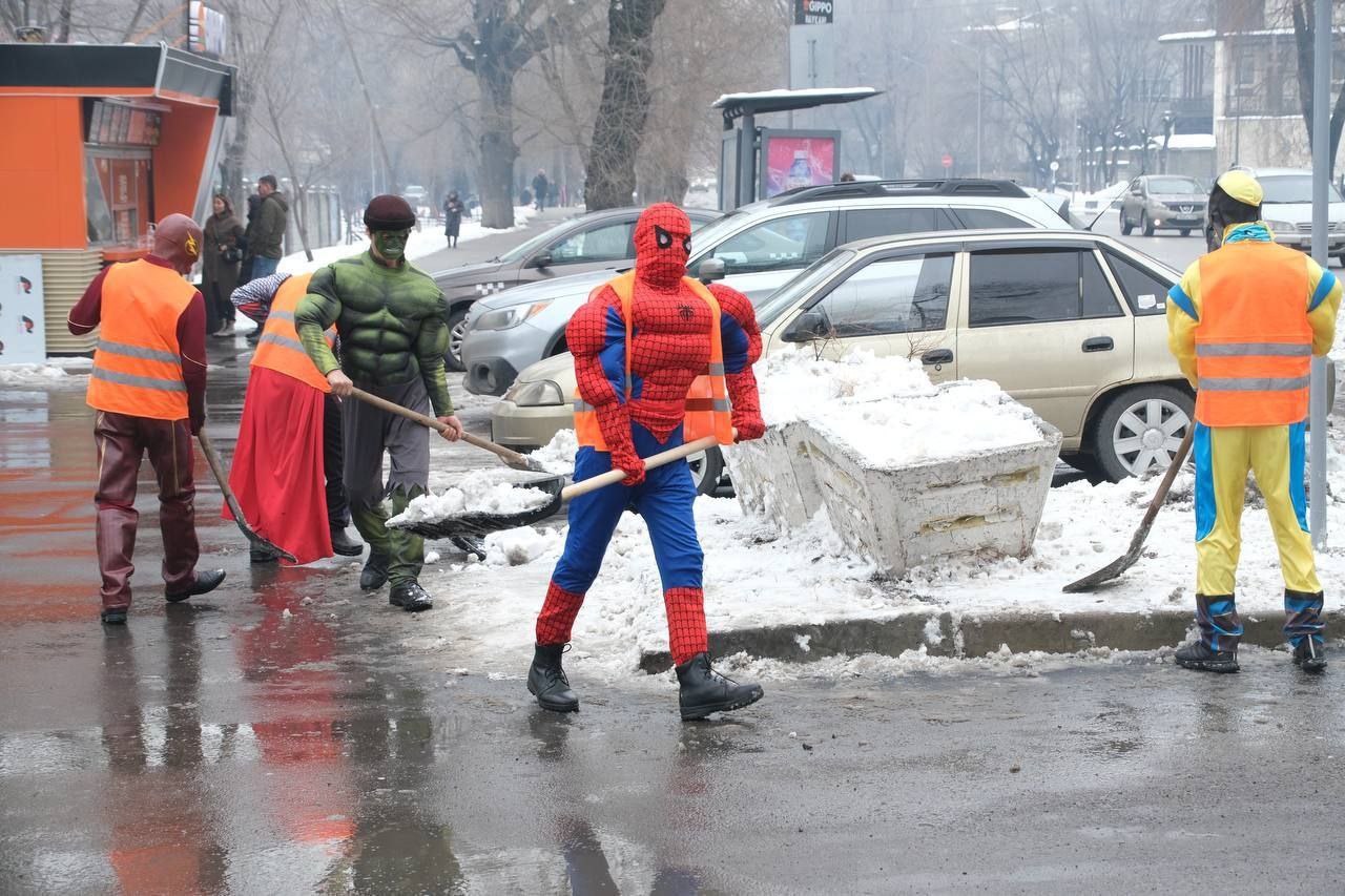 Супергерои среди нас: В Алматы Железный человек, Человек-паук, Бэтмен и другие вышли на уборку улиц