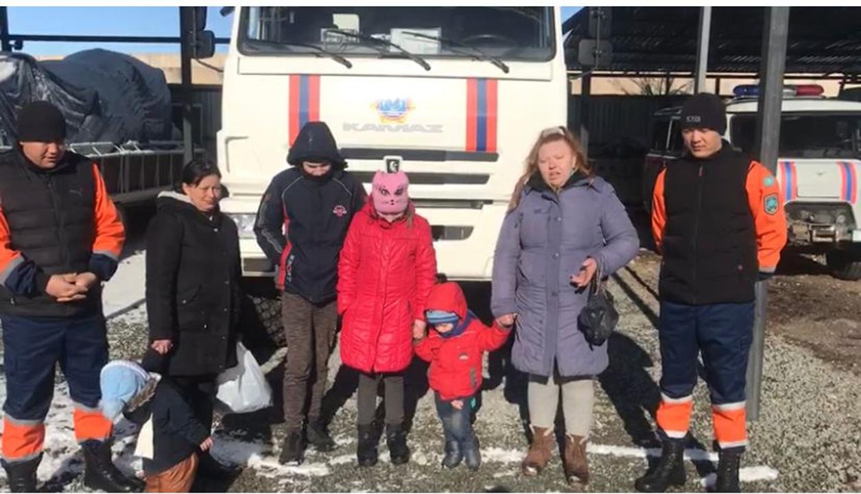 Таксист высадил женщин с четырьмя детьми в непогоду на перевале в Алматинской области