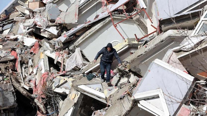 Турецкий эксперт: 180 тыс. человек могут находиться под завалами