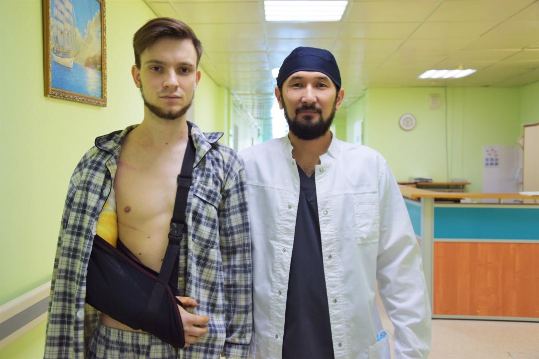Столичные врачи спасли руку 22-летнему парню, пришив ее за 5 часов