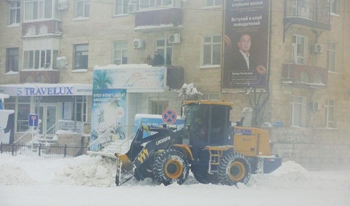 Атырау завалило снегом: жители просят ввести ЧС